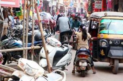 दुकानों के बाहर बेजा कब्जे से बिगड़ी बाजार की सूरत, त्योहार में होगी आफत