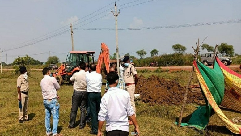 2 बच्चे के शव को कब्र से निकाला गया:सांप के काटने से हुई थी मौत...