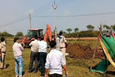 2 बच्चे के शव को कब्र से निकाला गया:सांप के काटने से हुई थी मौत...