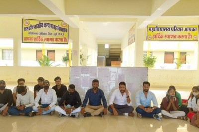 प्रिंसिपल की खुदकुशी के बाद भी सुधार नहीं:भिलाई डिग्री कॉलेज में 3 घंटे लेट पहुंचा स्टाफ, अव्यवस्था से परेशान प्राचार्य ने लगाई थी फांसी