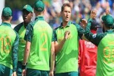 SA के सामने 143 रनों का टारगेट, शम्सी-प्रीटोरियस ने चटकाए 3-3 विकेट