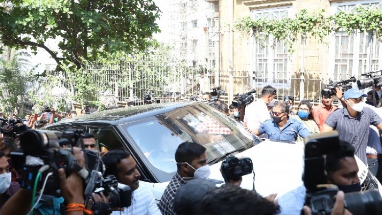 शाहरुख-गौरी की 'मन्नत पूरी':27 दिन बाद जेल से छूटकर घर पहुंचे आर्यन, शाहरुख खुद बेटे को लेकर आए; मन्नत में अब दिवाली जैसा माहौल