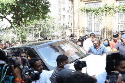 शाहरुख-गौरी की 'मन्नत पूरी':27 दिन बाद जेल से छूटकर घर पहुंचे आर्यन, शाहरुख खुद बेटे को लेकर आए; मन्नत में अब दिवाली जैसा माहौल