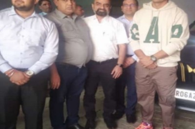 आनंद महिंद्रा ने निभाया वादा:गोल्डन बॉय नीरज चोपड़ा को गिफ्ट की स्पेशल कस्टमाइज XUV700