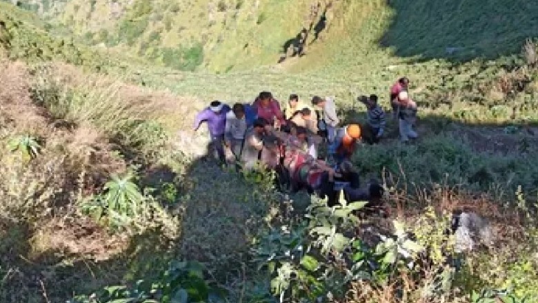 उत्तराखंड में बड़ा हादसा:देहरादून में 300 फीट गहरी खाई में गिरी बस; 13 की मौत, ओवरलोडिंग की वजह से एक्सिडेंट की आशंका