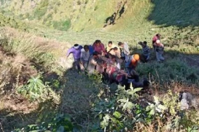 उत्तराखंड में बड़ा हादसा:देहरादून में 300 फीट गहरी खाई में गिरी बस; 13 की मौत, ओवरलोडिंग की वजह से एक्सिडेंट की आशंका