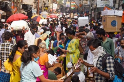 देश में कोविड प्रोटोकॉल ध्वस्त; दिवाली शॉपिंग, इवेंट्स पीक पर, सोशल डिस्टेंसिंग 50% घटी