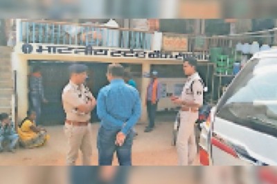 बढ़ती भीड़ को देख पुलिस ने बैंकों में चलाया चेकिंग अभियान