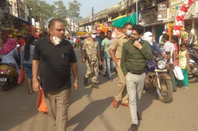 दीपावली यातायात व्यवस्थाओं को लेकर निगमायुक्त एवं सीएसपी ने अधिकारियों के साथ इंद्रिरा मार्केट क्षेत्र में दिनभर लिया व्यवस्था का जायजा :