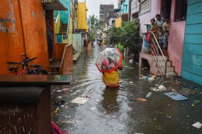 बारिश में बेहाल हुई जिंदगी:कमर तक पानी में डूबकर सड़क पार कर रहे लोग, तमिलनाडु में 20 जिलों में रेड अलर्ट