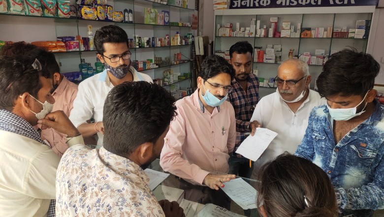 निगमायुक्त पहुॅचे धनवंतरी जेनेरिक मेडिकल स्टोर्स,दवाईयों के संबंध में जानकारी लेकर दवा बिक्री की भी जानकारी ली,