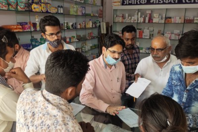 निगमायुक्त पहुॅचे धनवंतरी जेनेरिक मेडिकल स्टोर्स,दवाईयों के संबंध में जानकारी लेकर दवा बिक्री की भी जानकारी ली,
