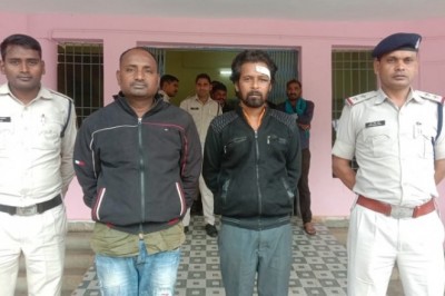 युवती से कर रहा था अश्लील हरकतें, भाइयों ने विरोध किया तो साथी के साथ मिलकर लात-घूंसे, पत्थर से मारा