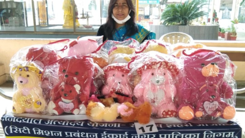 अराध्या स्व. सहायता समूह की महिलाओ ने अपनाया खिलौना का व्यवसाय