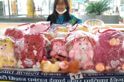 अराध्या स्व. सहायता समूह की महिलाओ ने अपनाया खिलौना का व्यवसाय
