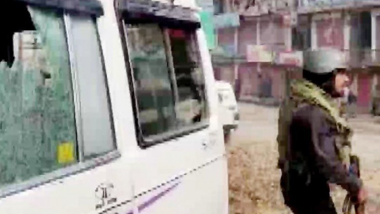 जम्मू-कश्मीर के बारामुला में CRPF पार्टी पर ग्रेनेड अटैक, 2 जवान और एक नागरिक घायल