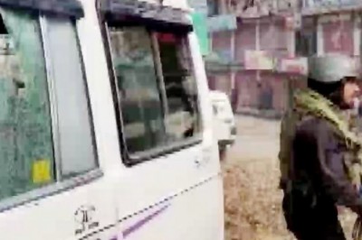 जम्मू-कश्मीर के बारामुला में CRPF पार्टी पर ग्रेनेड अटैक, 2 जवान और एक नागरिक घायल