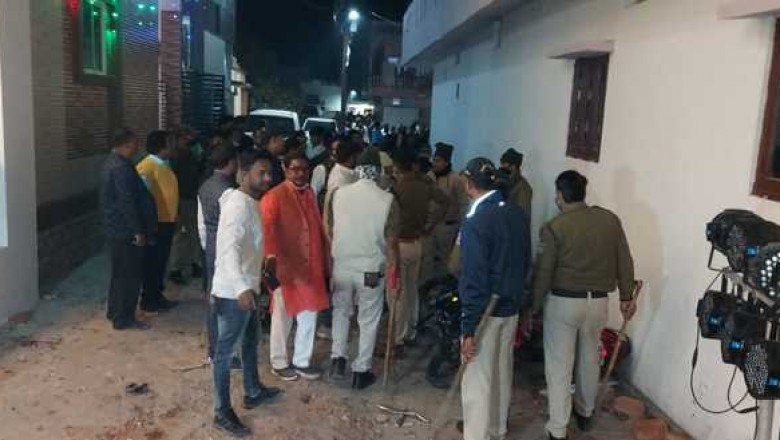 पटाखे फोड़ने पर दो पक्ष भिड़े:इंदौर के राज मोहल्ला में महिलाओं ने फेंके पत्थर, युवकों ने बाइकों में की तोड़फोड़, पुलिस तैनात