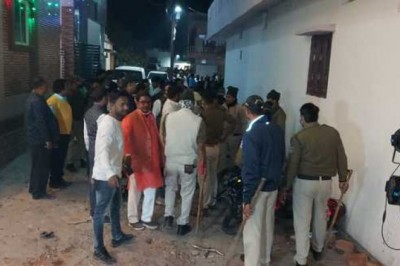 पटाखे फोड़ने पर दो पक्ष भिड़े:इंदौर के राज मोहल्ला में महिलाओं ने फेंके पत्थर, युवकों ने बाइकों में की तोड़फोड़, पुलिस तैनात