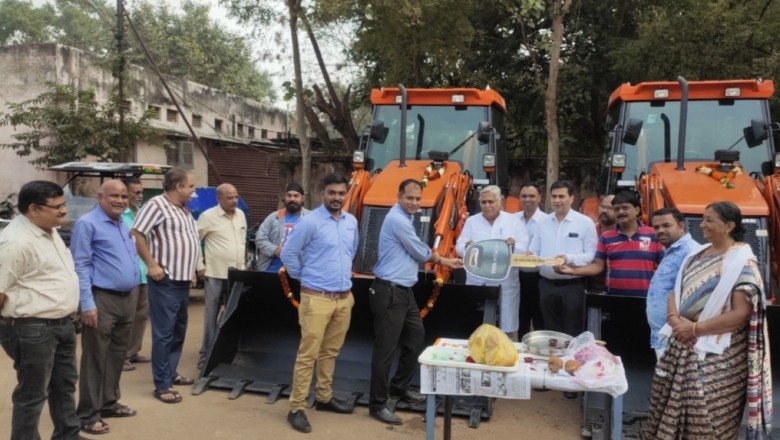 सफाई व्यवस्था को दुरूस्त करने के लिए विधायक एवं महापौर ने निगम मुख्यालाय से दो नए प्राइम बैकहो लोडर का शुभारंभ कर किया रवाना