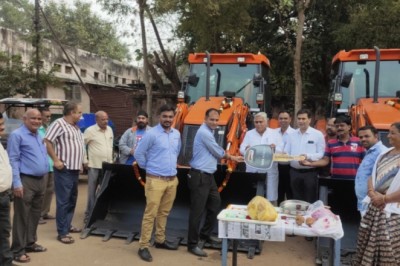 सफाई व्यवस्था को दुरूस्त करने के लिए विधायक एवं महापौर ने निगम मुख्यालाय से दो नए प्राइम बैकहो लोडर का शुभारंभ कर किया रवाना