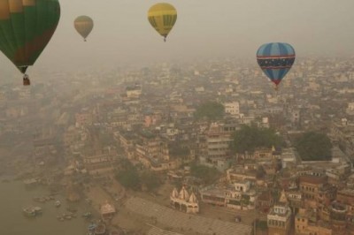 वाराणसी में हॉट एयर बैलून शो:लोगों ने एक हजार फीट की ऊंचाई तक भरी उड़ान, पोलैंड से आए 7 पायलट