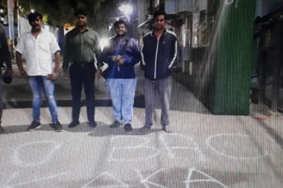 भाजयुमो ने सड़कों पर लिखा 'गो बैक कका':भिलाई में मुख्यमंत्री के कार्यक्रम के विरोध की तैयारी कर रहे युवा नेताओं को थाने में बैठाया