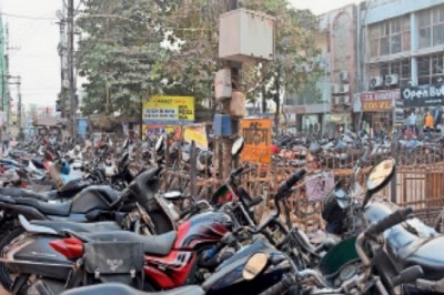 जिले में 3.93 लाख वाहन, पार्किंग का इंतजाम सिर्फ 5500 के लिए, नतीजा: बेतरतीब खड़ी हो रही गाड़ियां