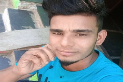 सामने से टक्कर मार भाग निकली तेज रफ्तार कार, सड़क पर तड़प कर बाइक सवार ने तोड़ दिया दम