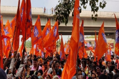 सड़कें उखड़ीं, घर में सीवरेज का पानी:भिलाई नगर निगम का घेराव, गेट तोड़ने का प्रयास, पुलिस-प्रदर्शनकारियों में झड़प; लोग बोले- जरूरी सुविधाएं तो दें