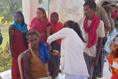 टीकाकरण महाभियान में मोबाइल मेडिकल यूनिट जमकर दे रही साथ…. गांव-गांव पहुंच लोगो को किया जा रहा वैक्सिनेट, टीकाकरण केंद्र तक नहीं पहुंच पा रहे लोगो के लिए हुई आसानी..