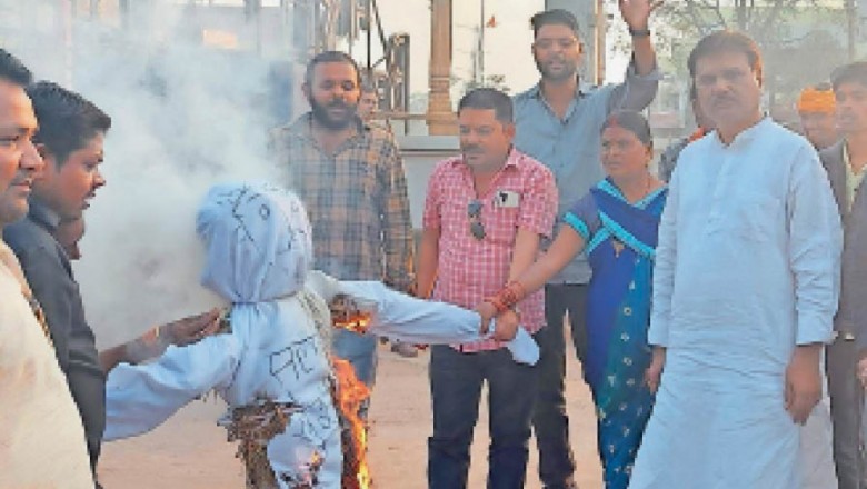 पुतला दहन:हिंदुत्व की तुलना आईएसआईएस से करने पर भाजपाइयों ने फूंका खुर्शीद का पुतला