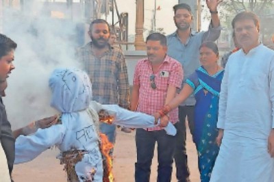 पुतला दहन:हिंदुत्व की तुलना आईएसआईएस से करने पर भाजपाइयों ने फूंका खुर्शीद का पुतला