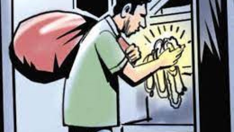 दिनदहाड़े सराफा व्यवसाई से लूट… लुटेरे ने दुकान में घुस कर किया हथोड़े से वार, संचालक के सिर पर आई गंभीर चोटे; अस्पताल में इलाज जारी… मचा हड़कंप, पुलिस मौके पर