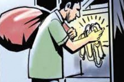 दिनदहाड़े सराफा व्यवसाई से लूट… लुटेरे ने दुकान में घुस कर किया हथोड़े से वार, संचालक के सिर पर आई गंभीर चोटे; अस्पताल में इलाज जारी… मचा हड़कंप, पुलिस मौके पर