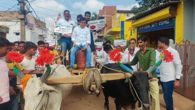 महंगाई के खिलाफ कांग्रेस का अनोखा प्रदर्शन -: चूल्हा जलाकर पानी में तली पूड़ियां, सिलेंडर पर बैठकर चलाई बैलगाड़ी