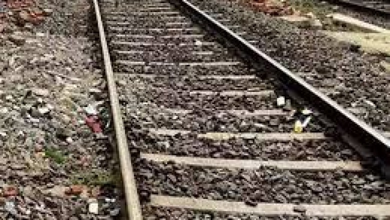 पटरी पर हादसा:रेलवे पटरी पर सिर रखकर लेट गया युवक, हो गई मौत