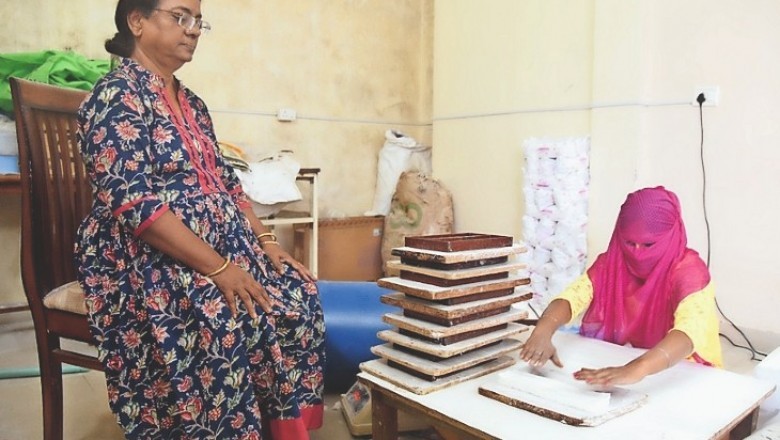 अमिता राज्य की पहली पैड वुमन...:पैडमैन से ली प्रेरणा, सीखी टेक्निक, खुद असेंबल किया, हर महीने बना रहीं 7 हजार से ज्यादा पैड