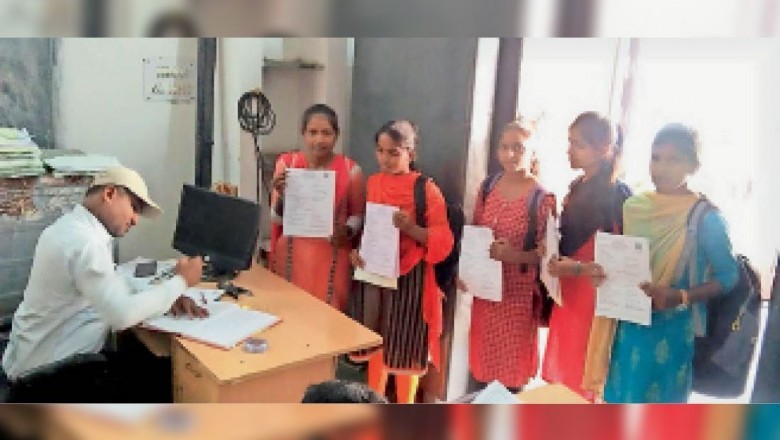 छात्रवृत्ति के लिए प्रमाण पत्र जमा करने काॅलेज पहुंचे छात्र-छात्राएं