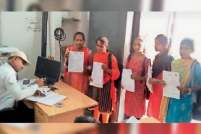 छात्रवृत्ति के लिए प्रमाण पत्र जमा करने काॅलेज पहुंचे छात्र-छात्राएं