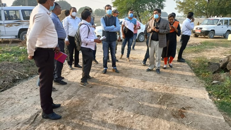 टीम के साथ लोगों के घर पहुंचे कलेक्टर, कहा-“डरव झन हमर ऊपर भरोसा करव अउ कोविड टीका लगवावव”
