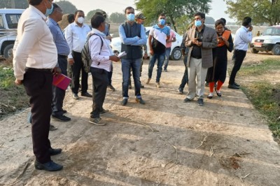 टीम के साथ लोगों के घर पहुंचे कलेक्टर, कहा-“डरव झन हमर ऊपर भरोसा करव अउ कोविड टीका लगवावव”