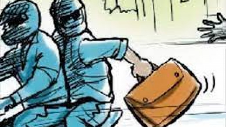 बैंक से पैसा निकाल कर लौट रहे एक कर्मचारी से 5 लाख रुपये की लूट