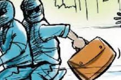 बैंक से पैसा निकाल कर लौट रहे एक कर्मचारी से 5 लाख रुपये की लूट