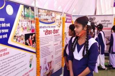 जनसंपर्क विभाग द्वारा लगाई गई फोटो प्रदर्शनी से ग्राम आतरगांव के निवासी शासन की जनकल्याणकारी योजनाओं से हुए अवगत