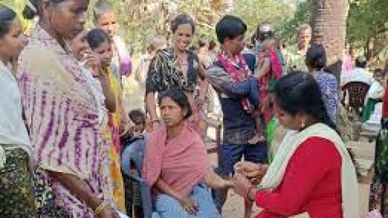 नक्सलगढ़ में पहली बार मेगा हेल्थ कैंप:-जंगल, नदी-नाले पार कर पहुंची मेडिकल टीम, 300 ग्रामीणों की स्वास्थ्य जांच; कोविड का टीका भी लगाया