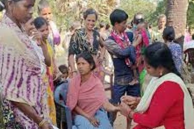 नक्सलगढ़ में पहली बार मेगा हेल्थ कैंप:-जंगल, नदी-नाले पार कर पहुंची मेडिकल टीम, 300 ग्रामीणों की स्वास्थ्य जांच; कोविड का टीका भी लगाया