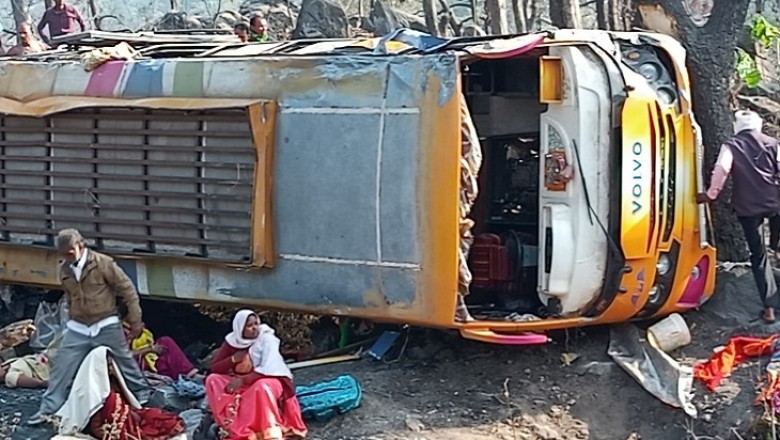 तीर्थ यात्रियों से भरी बस खाई में गिरी:GPM में हादसा, 35 घायल, 15 की हालत गंभीर; अमरकंटक से लौट रहे थे राजनांदगांव