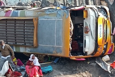 तीर्थ यात्रियों से भरी बस खाई में गिरी:GPM में हादसा, 35 घायल, 15 की हालत गंभीर; अमरकंटक से लौट रहे थे राजनांदगांव