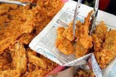 महाराष्ट्र में अखबारी कागज में खाना देने पर पाबंदी…..